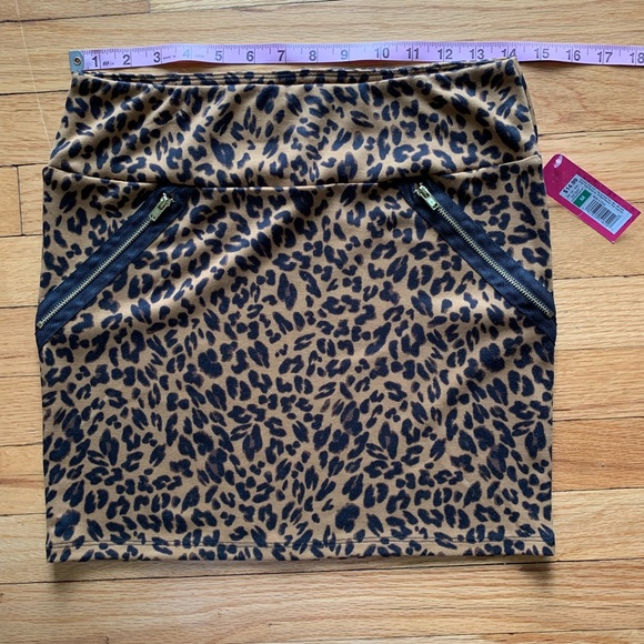 Zippered Stretch Leopard Print Mini Skirt